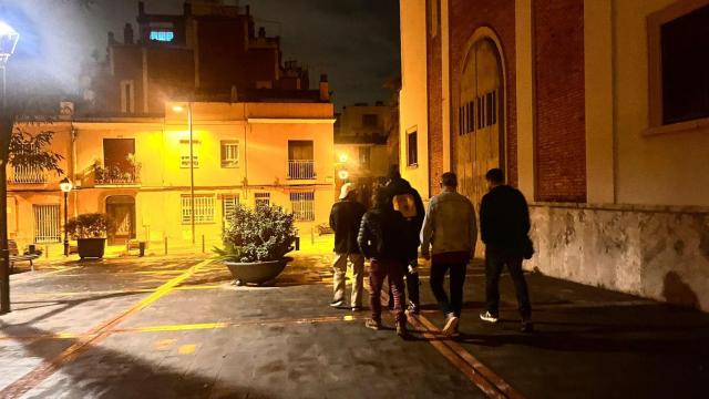 Un grupo de vecinos en la batida nocturna por Sant Adrià