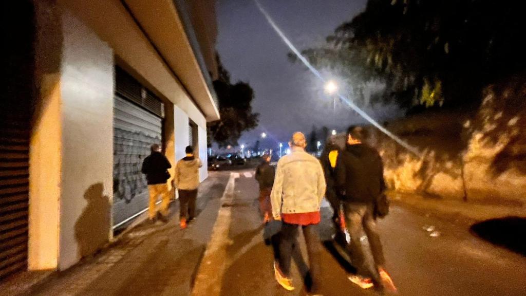 Vecinos de Sant Adrià en la batida nocturna por la plaza de l'Església