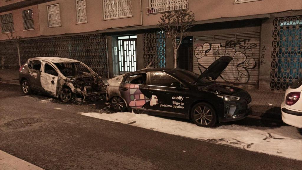 Uno de los coches calcinados por el pirómano este martes en Sant Adrià