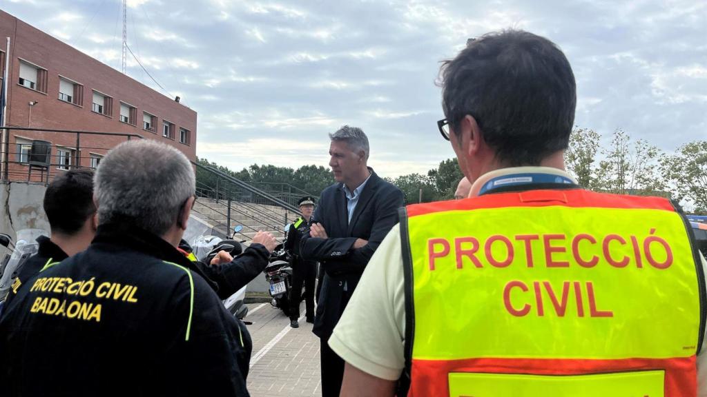 El alcalde de Badalona, Xavier Garcia Albiol, con el equipo de Protecció Civil que se desplaza a Torrent (Valencia) este jueves