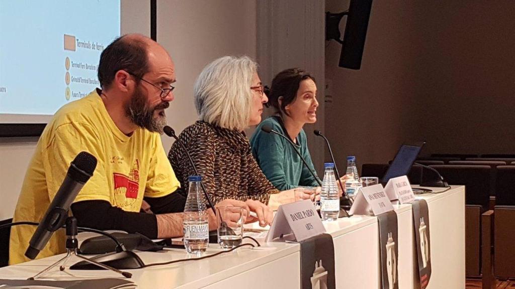 Ana Menéndez (centro) durante una rueda de prensa de la FAVB