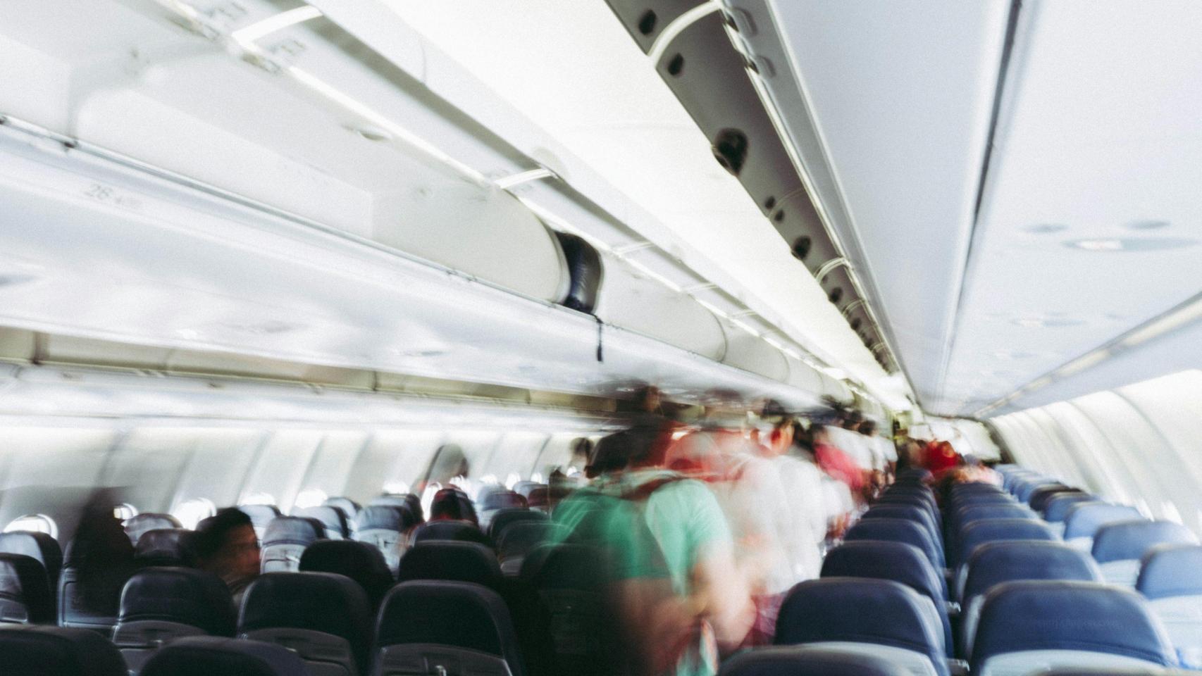 Interior de un avión con pasajeros