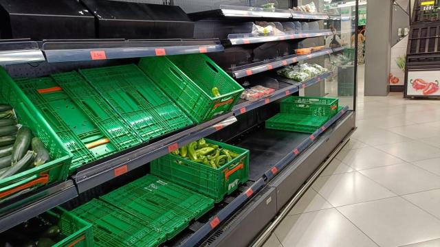 Arrasan con la comida de los supermercados de Barcelona tras la DANA en Valencia