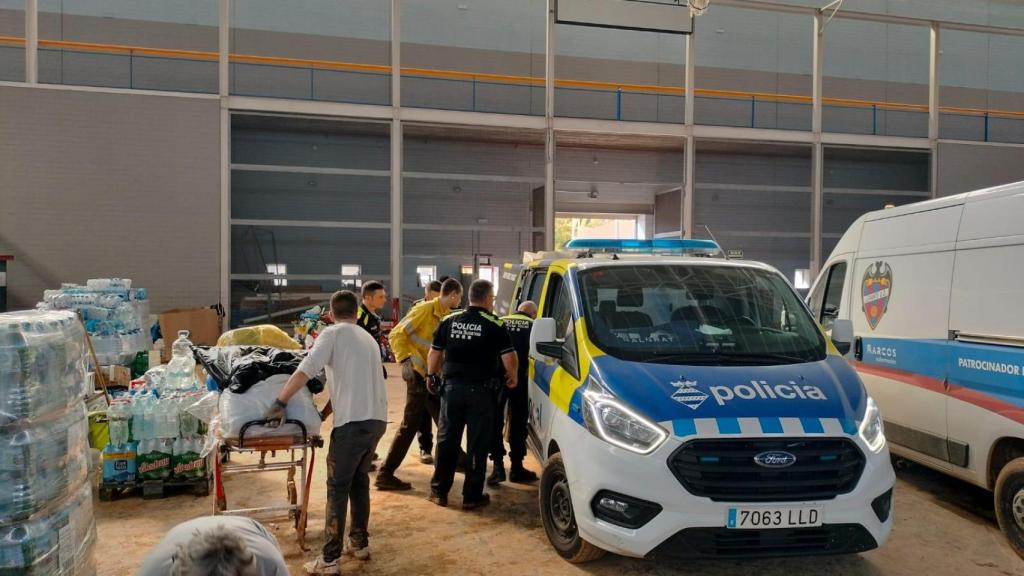 Cientos de policías de Barcelona y alrededores acuden a Valencia: la línea azul más solidaria