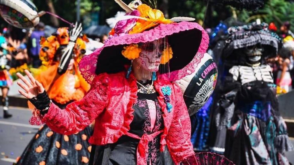 Las Catrinas mexicanas toman la Rambla de Barcelona para celebrar el Día de los Muertos