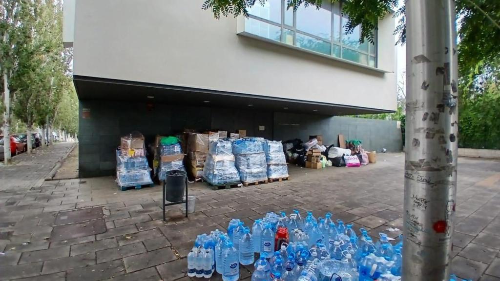 Donaciones en el exterior de la Iglesia Evangélica Filadelfia de La Mina