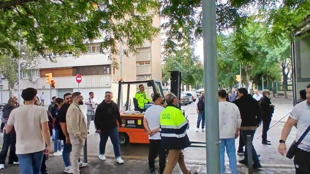 Vecinos de La Mina colaborando en las donaciones para Valencia