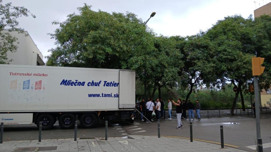 Los camiones de La Mina que saldrán para Valencia cargado de material humanitario