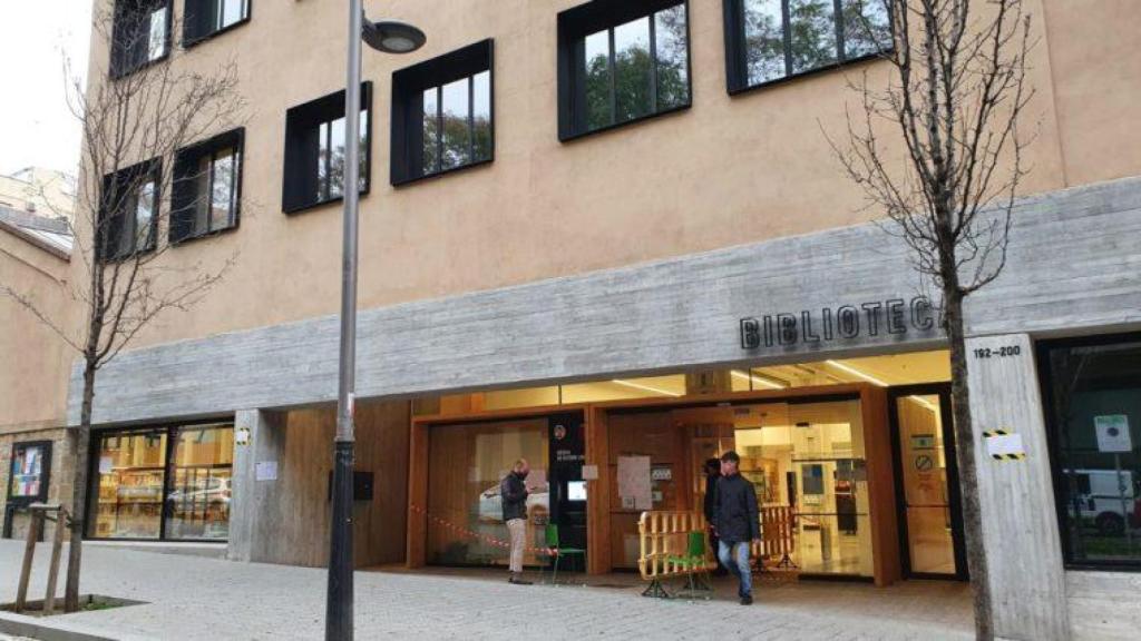 Exterior de la biblioteca Montserrat Abelló