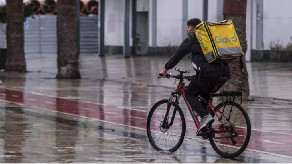 Imagen archivo de un rider en un día lluvioso