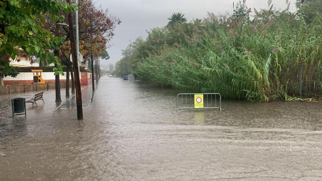 Las lluvias inundan las calles de Castelldefels