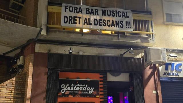 La pancarta encima del bar Yesterday