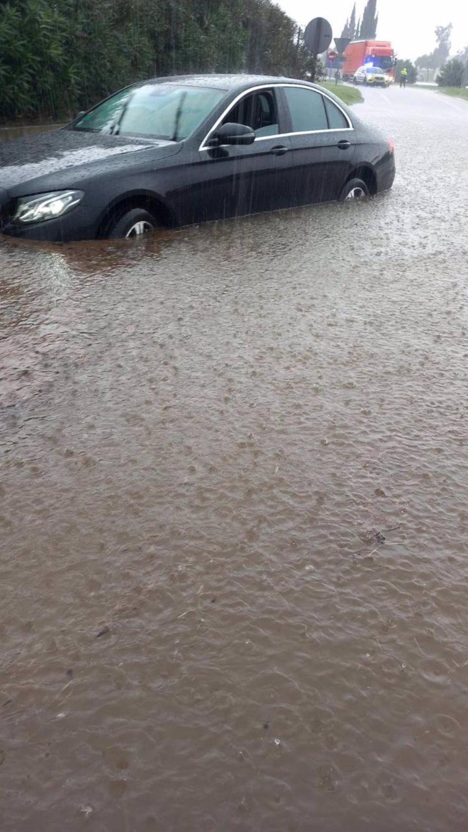 Imagen de un coche inundado