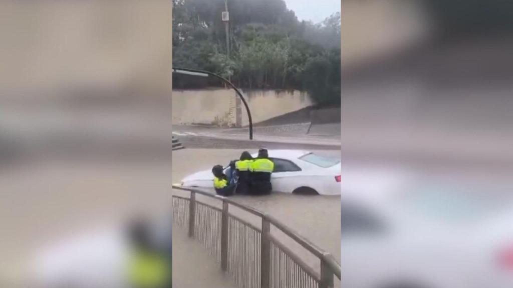 Los Mossos rescatan a un hombre atrapado en una carretera inundada del Baix Llobregat (Barcelona)