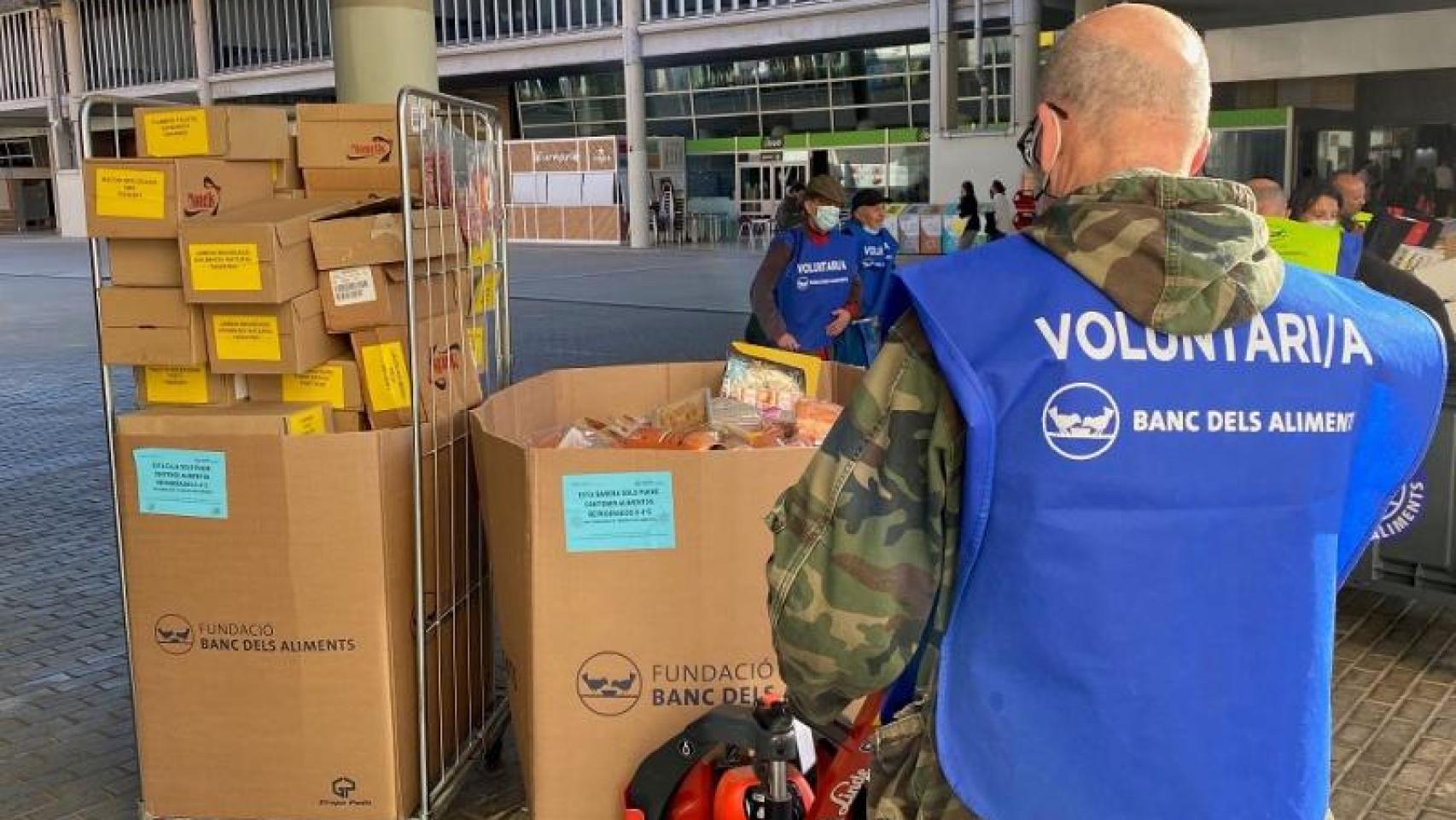 Un voluntario del Banc d'Aliments en una imagen de archivo