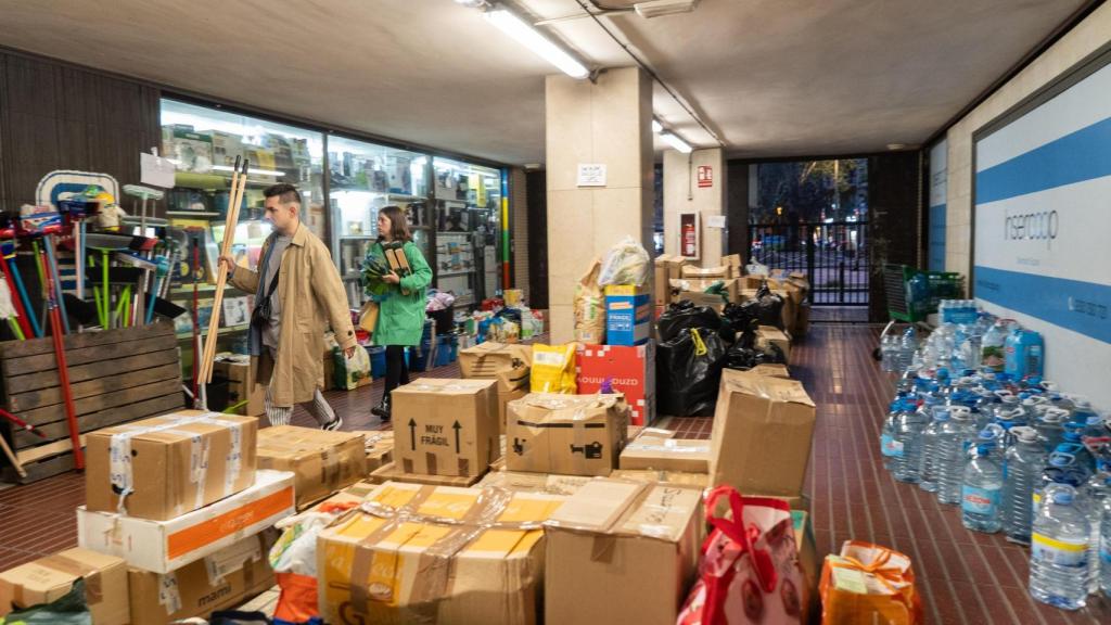 Dos vecinos con material en el punto de recogida  de la Associació de Comerciants de Sant Antoni