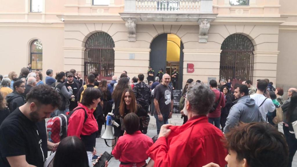 Vecinos del Clot marchan en protesta por el Ateneu