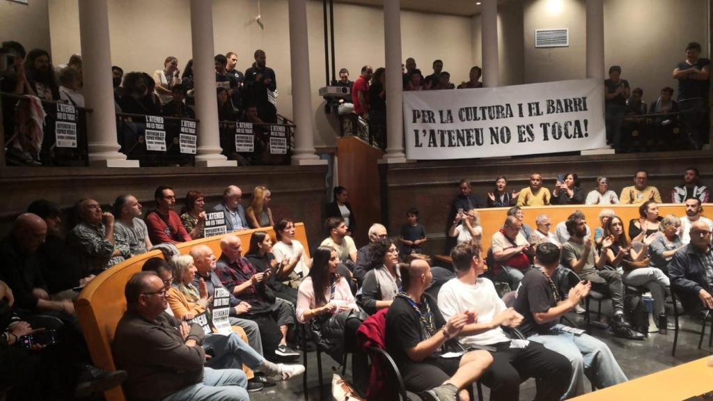 Vecinos y entidades del Clot protestan en la audiencia pública de Sant Martí