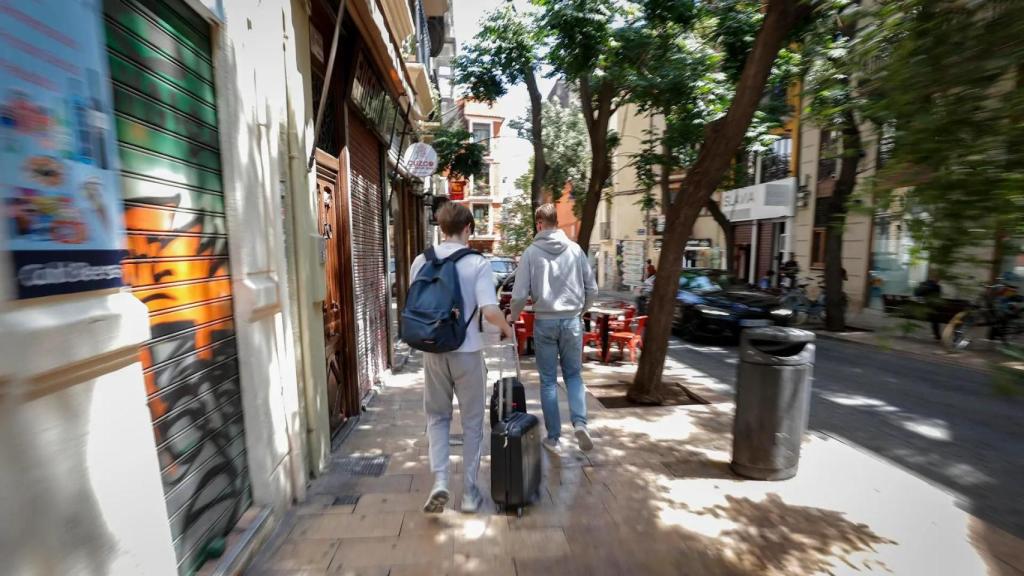 Turistas abandonando un piso