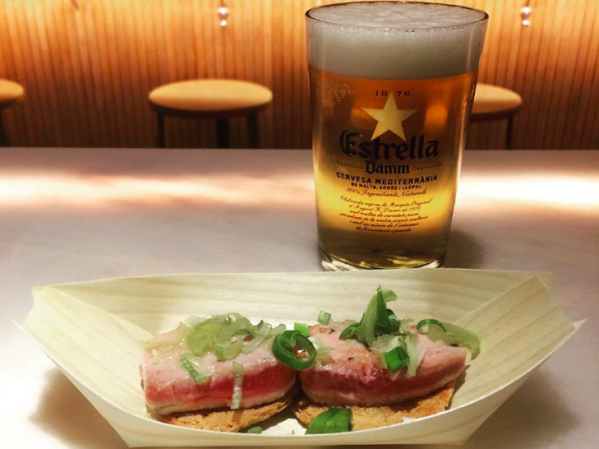 Caña más tapa de tataki de atún del bar Raspall