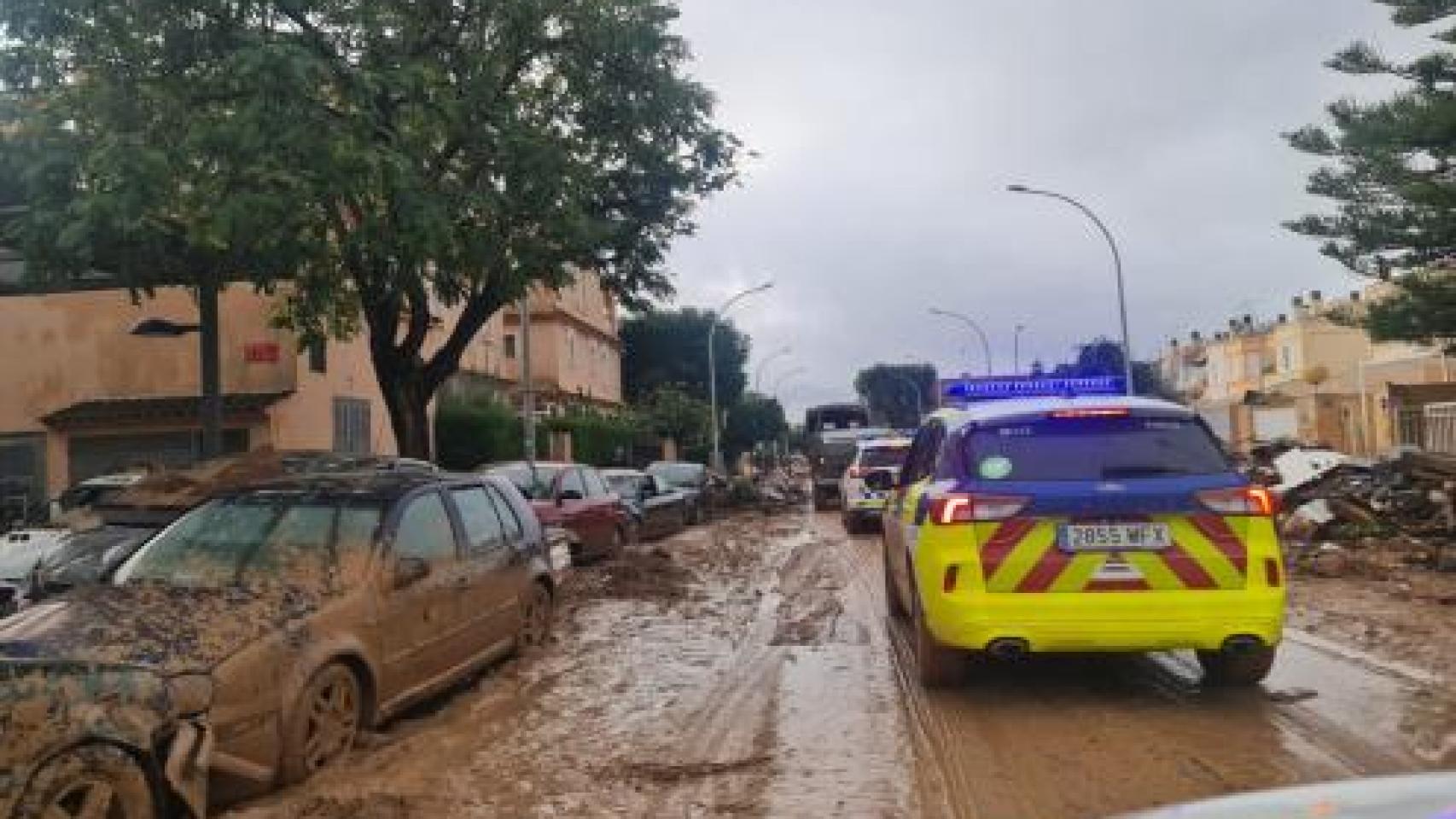 La Policía de El Prat realizando tareas de ayuda en Valencia