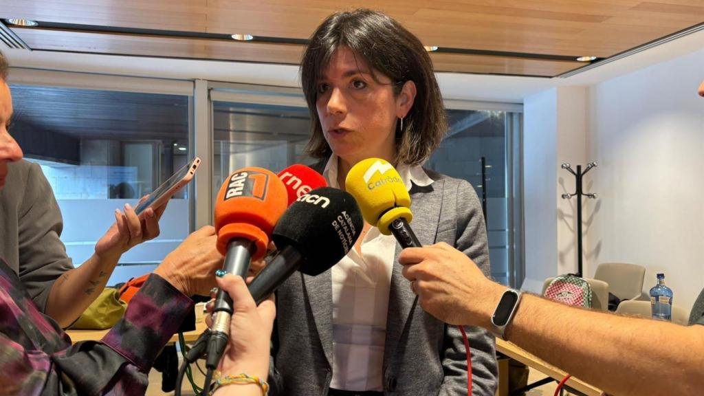 La Comisionada de Convivencia del Ayuntamiento de Barcelona, Montserrat Surroca, en una atención a los medios.