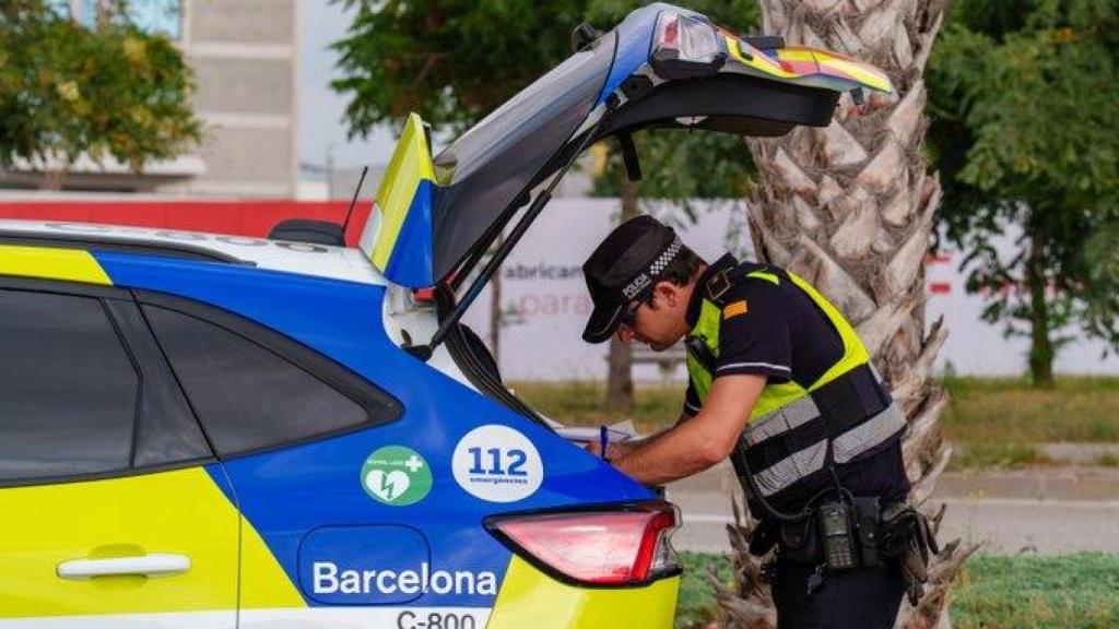 Sorprendren a un falso guía turístico cuando hacía un tour en furgoneta drogado en Barcelona