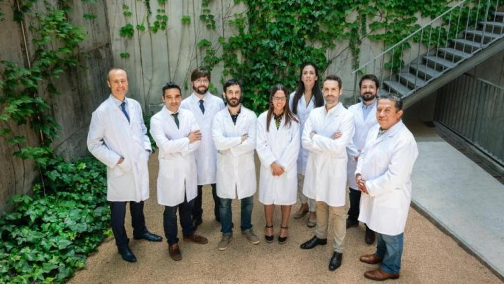 El doctor Català junto a su equipo en el Instituto Clavel