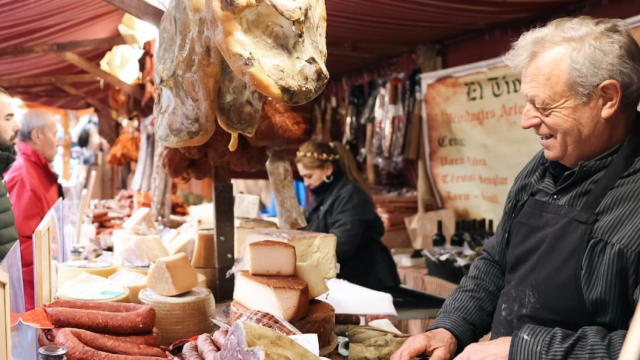 Una parada de embutido artesano en una edición anterior del Mercat Medieval de Vic