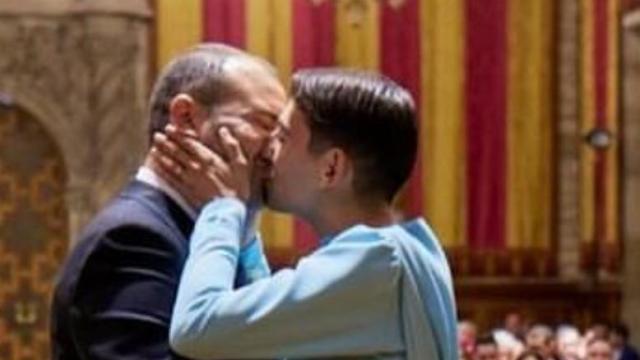 Albert Dalmau y su marido, en el Ayuntamiento de Barcelona