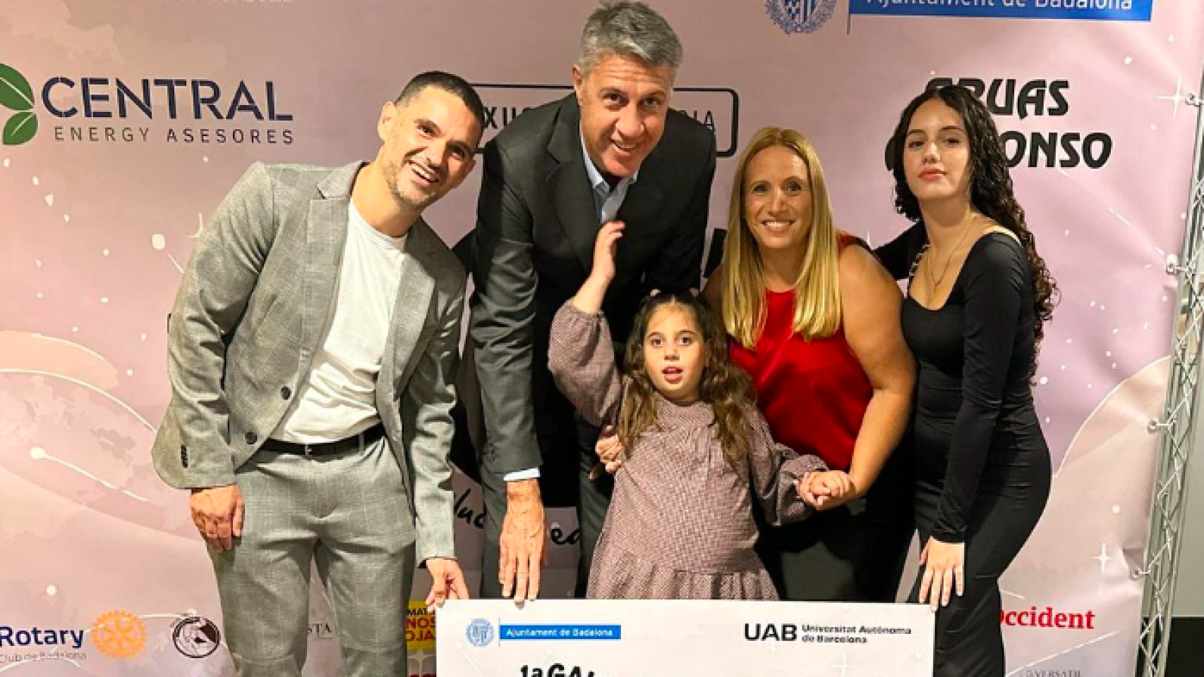 El alcalde Xavier García Albiol junto a Abril y su familia en la primera Gala Solidaria de 'La Lucha de Abril'