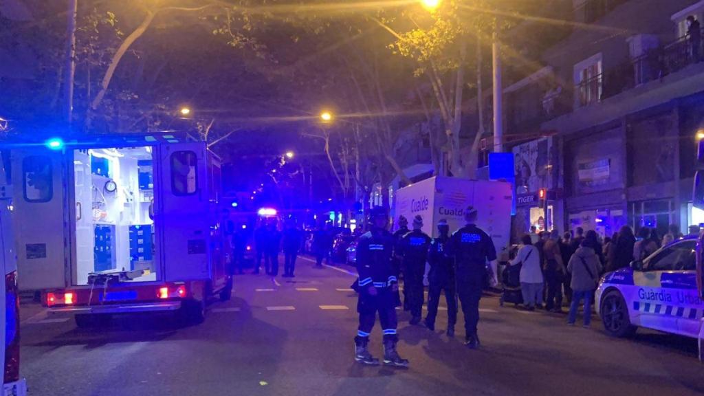 Varios efectivos de la Guardia Urbana y del SEM en el momento del atropello múltiple en Fabra i Puig