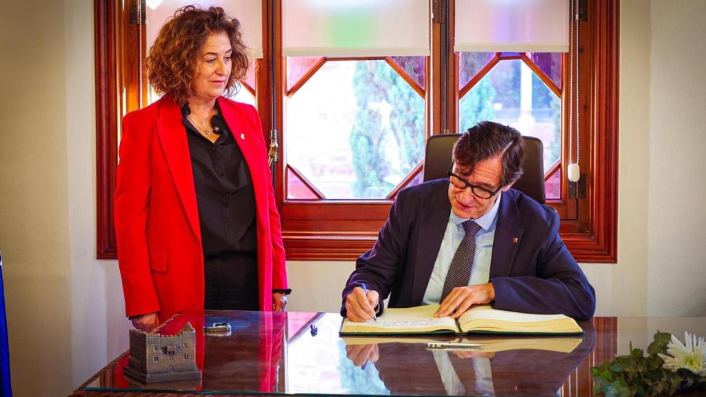 El presidente Illa firmando el libro en el Ayuntamiento de Viladecans