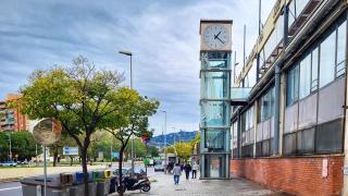 El reloj de Nou Barris que representa una lucha vecinal: símbolo de la llegada del metro a Canyelles