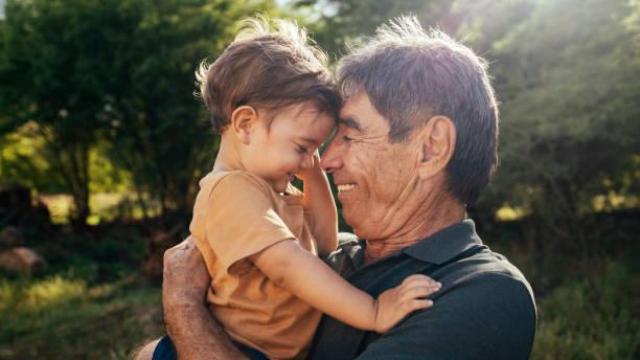 Una abuelo y su nieta