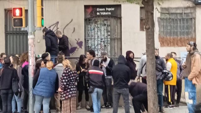 Vecinos de Vallcarca se concentran para impedir el desalojo del Ateneu Popular