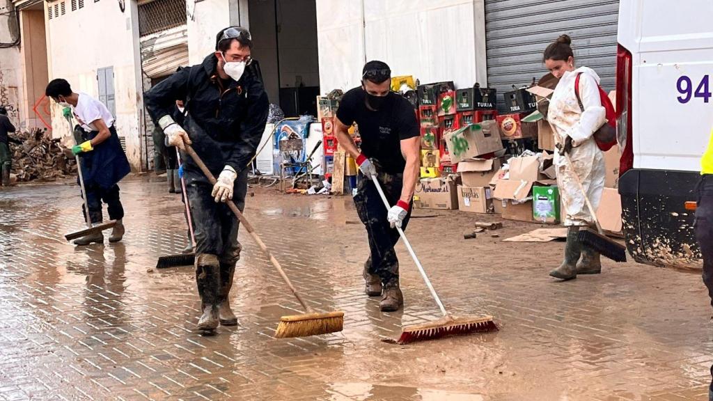 Uno de los agentes de la Guardia Urbana de Badalona colaborando en Catarroja