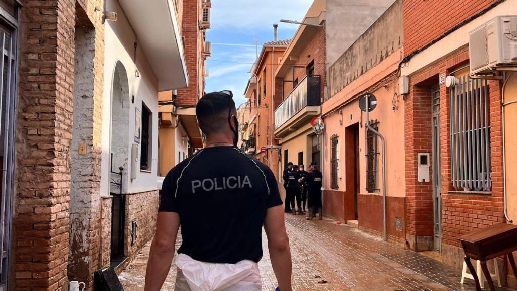 Uno de los agentes de la Guardia Urbana de Badalona colaborando en Catarroja