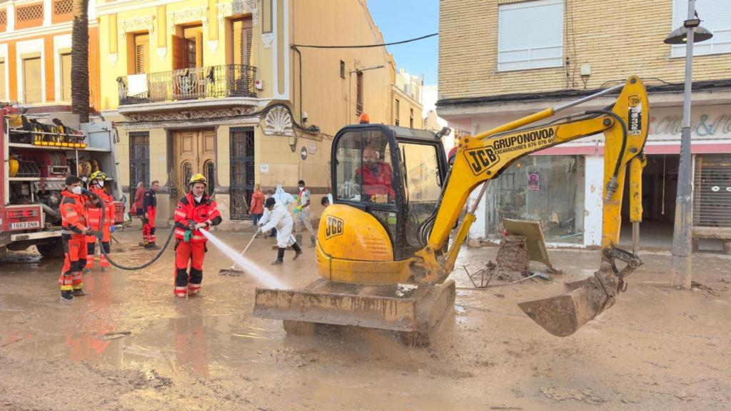 Julián, de Grupo Novoa, colaborando en la zona afectada