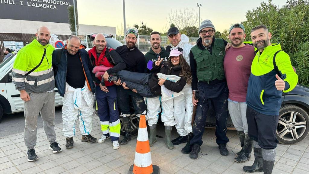 El grupo de voluntarios al completo en la base de Torrent