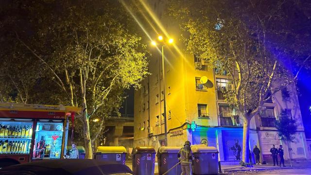 Arde un contenedor en el barrio de Sant Roc de Badalona