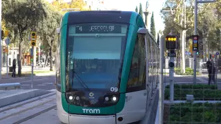 VÍDEO | La esperada llegada del tranvía de Barcelona a Verdaguer: “Ya era hora”