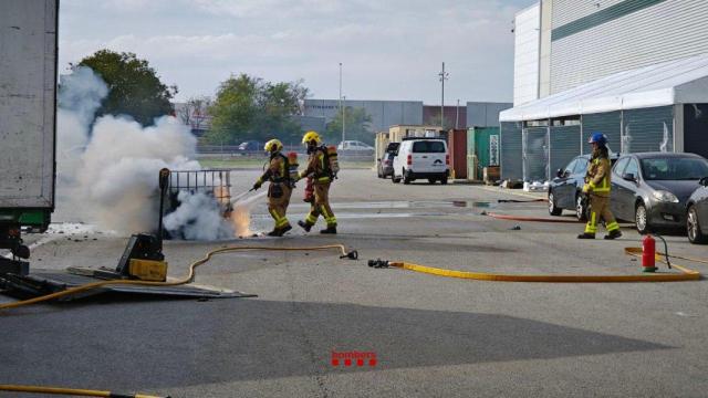 Los bomberos apagan un incendio de baterías de litio en Sant Boi