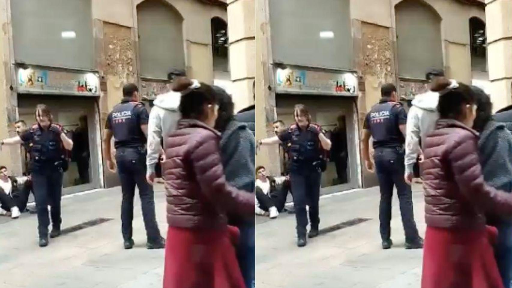 Los Mossos d'Esquadra en el momento del incidente en el Raval