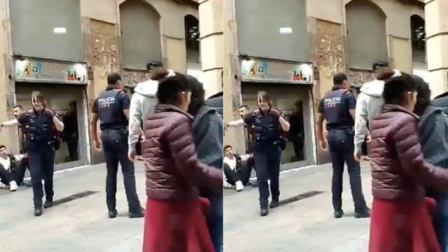 Los Mossos d'Esquadra en el momento del incidente en el Raval