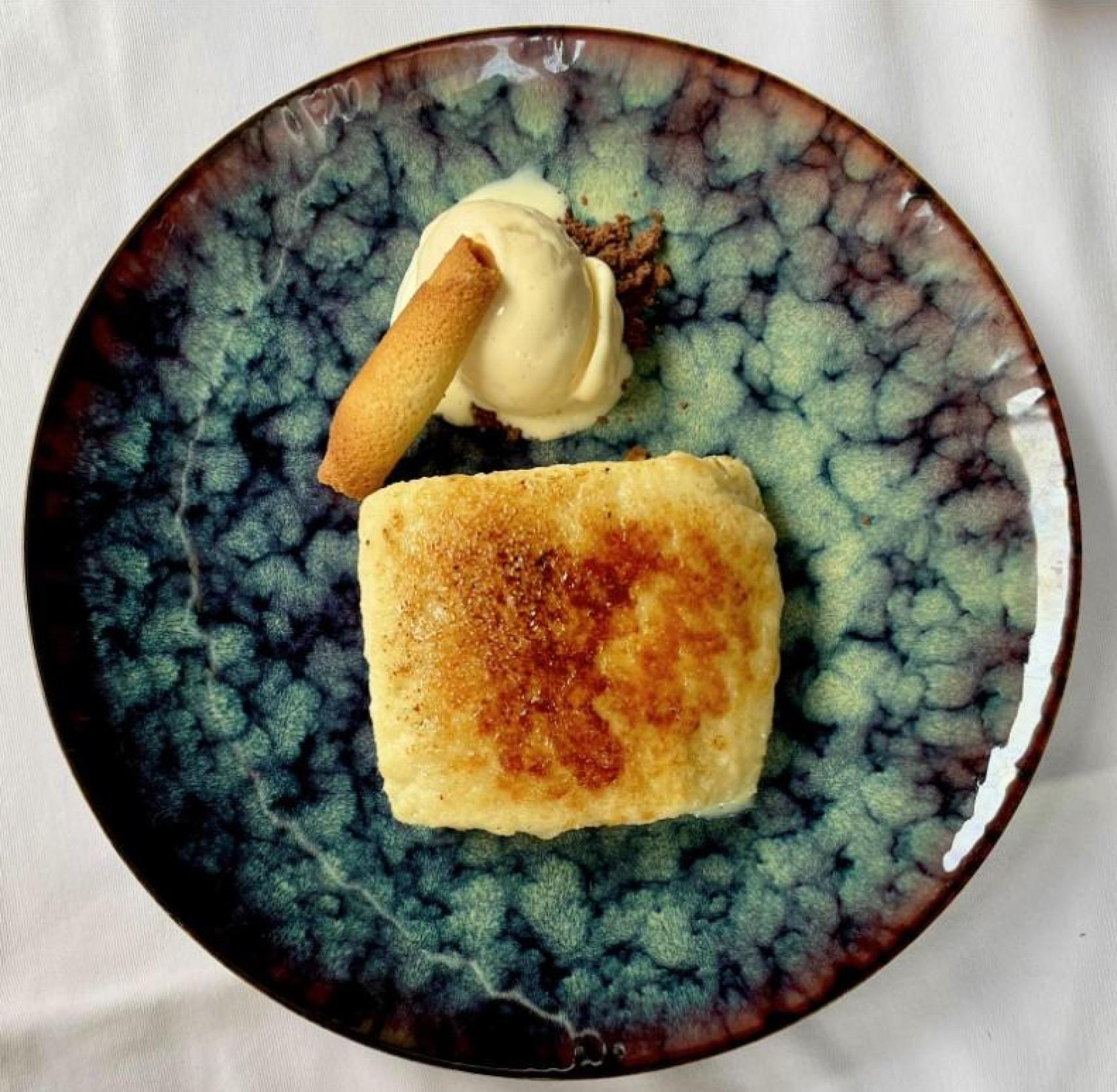 Torrija de brioche bañada en chocolate blanco con helado de cardamomo