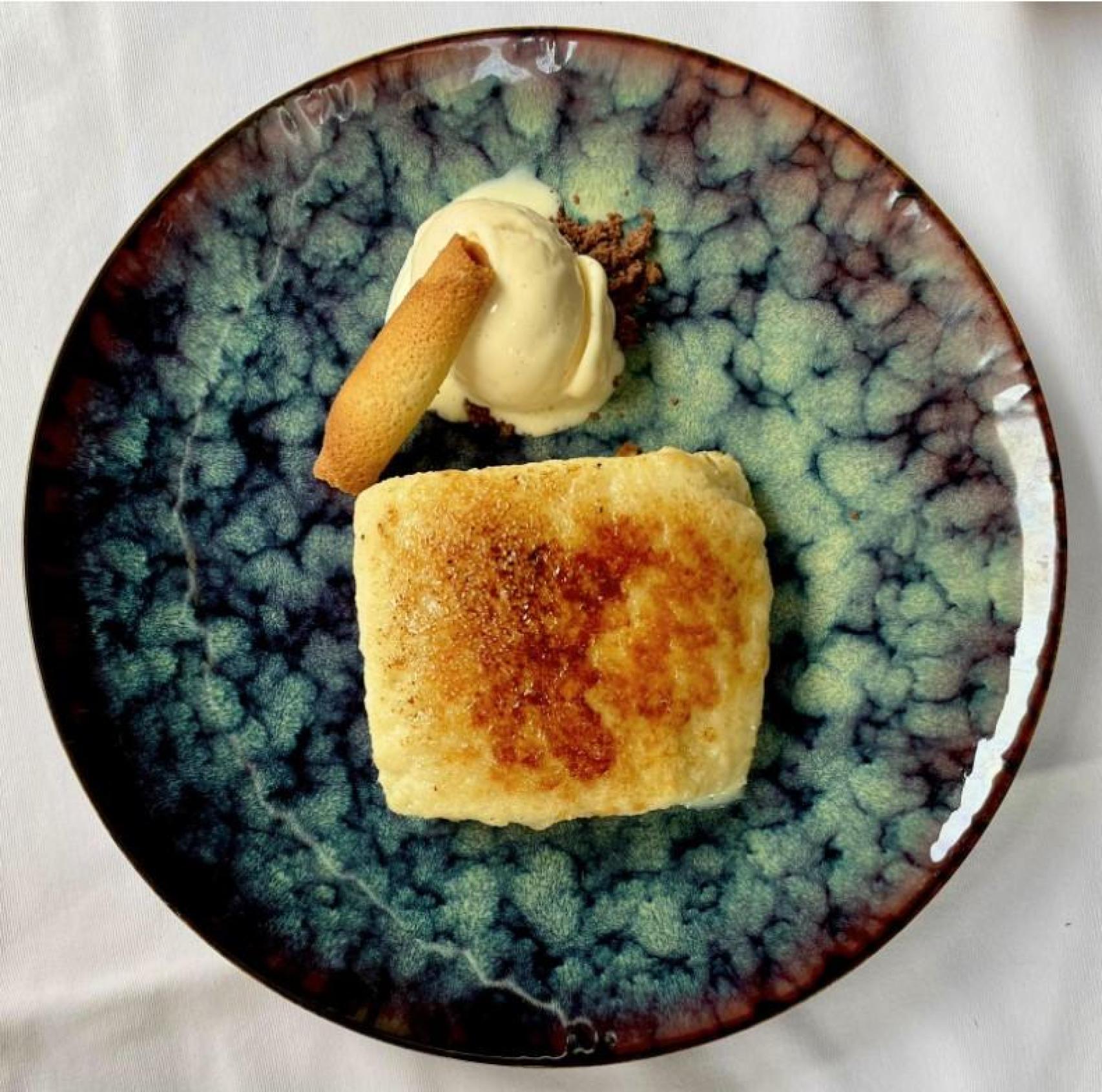 Torrija de brioche bañada en chocolate blanco con helado de cardamomo