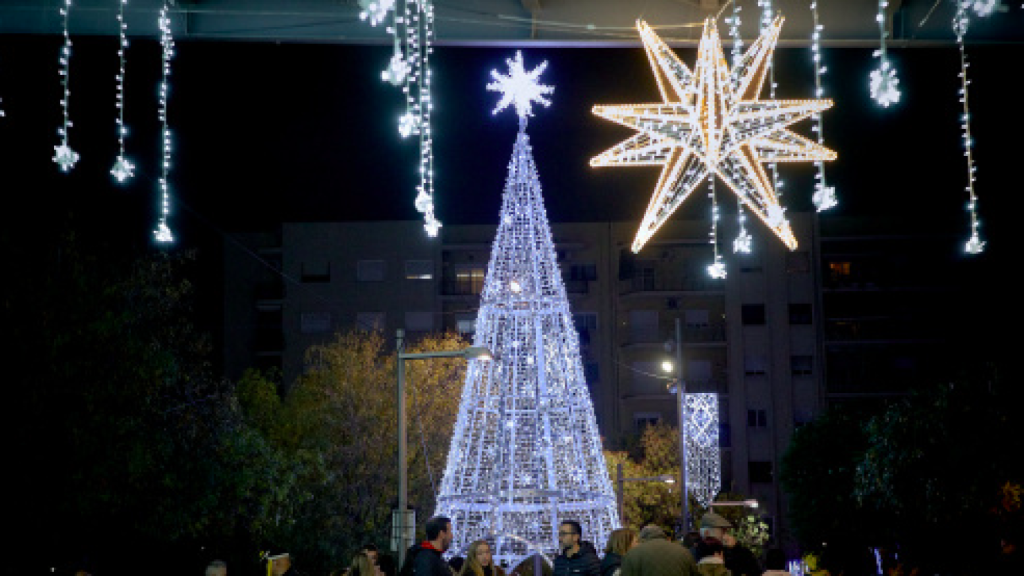 Árbol de Navidad iluminado en el Prat 2023