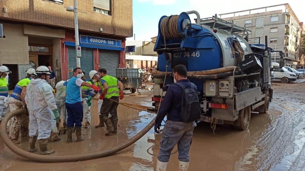 Camión de cisterna mixto de Limpieza Gimens en Valencia