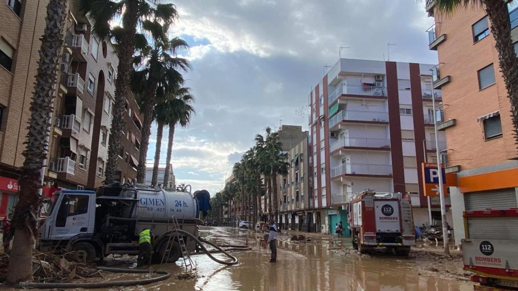 Las calles de Catarroja dos semanas después del paso de la DANA